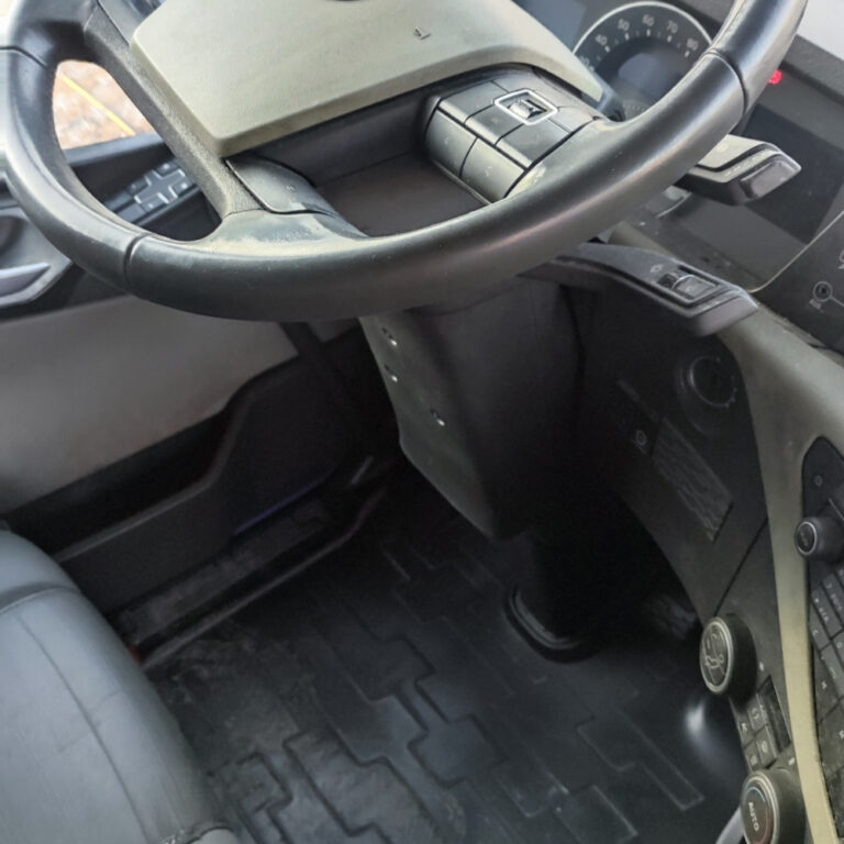 Volant a podlaha pri sedadle vodiča v aute