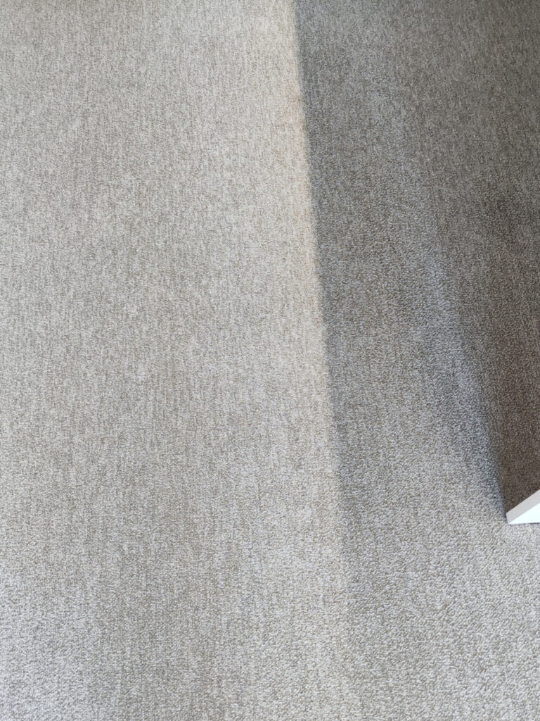 Sivý koberec – porovnanie vyčisteného a nevyčisteného pruhu