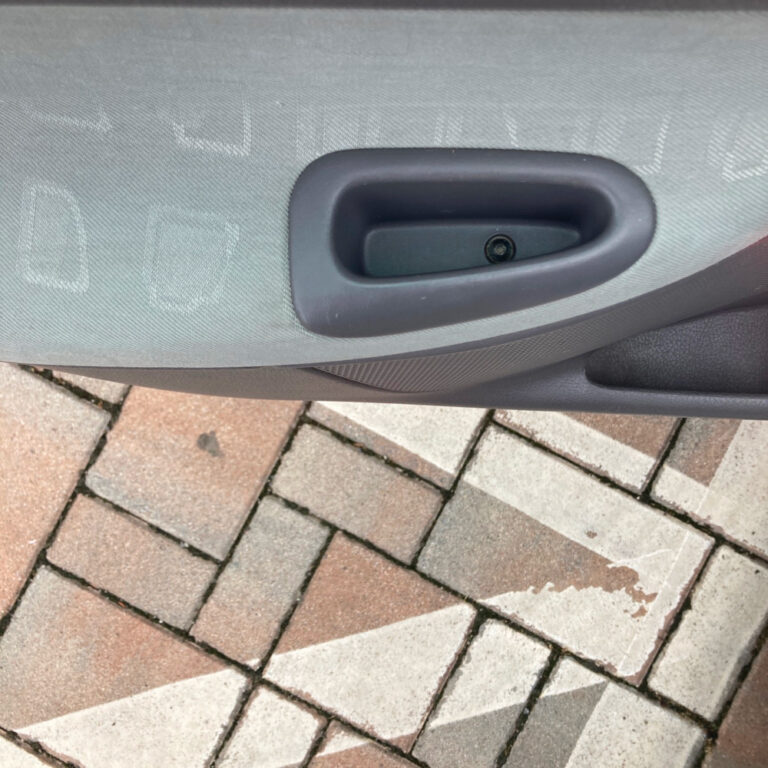 Dverný panel auta s úchytom