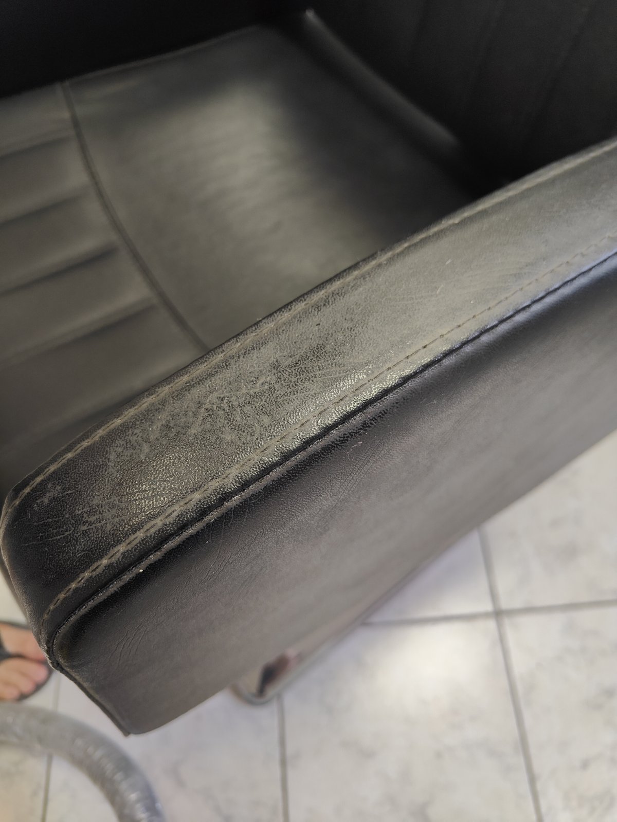 Kožené kreslo pred čistením a impregnáciou – DMclean Levice